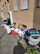 Foto: Müllablagerung auf dem Gehweg 